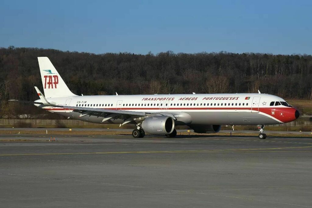 aeroTELEGRAPH's tweet photo. This Airbus A321of TAP sports a retro livery. Do you like retro liveries?
——————————⠀
✈️ Airbus A321
🏢 TAP 🇵🇹
🌏 Zurich 🇨🇭
📷 User image @towerspotter
——————————⠀
#airbus #a321 #tapportugal #zurichairport #tap #retrolivery #aviation #avgeek #aviationphotography #instapla… https://t.co/ddIFE9gNmv