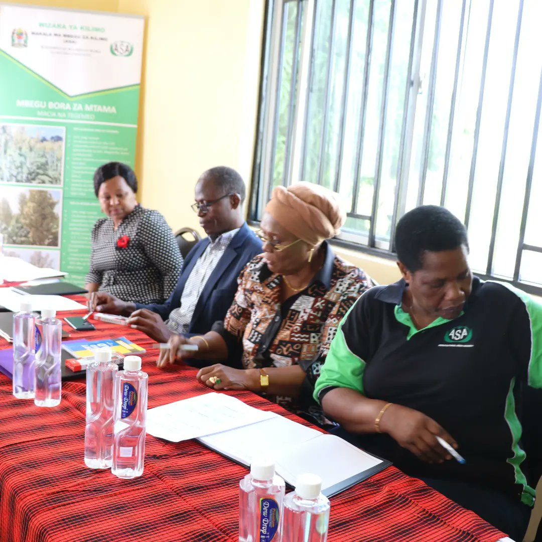 ASA_KILIMO's tweet photo. KAZI INAENDELEA ASA.

Mwenyekiti wa Bodi ya Wakala wa Mbegu za kilimo ASA Dr.Ashura Kihupi akiongoza Kikao Cha Bodi ya Wakala kilichofanyika katika ukumbi wa Shamba la Wakala Kilimi Nzega Tabora.

Bodi hiyo itakaa kwa muda wa siku mbili kujadili na kupitia taarifa mbalimbali za. https://t.co/HhggK42Dgf