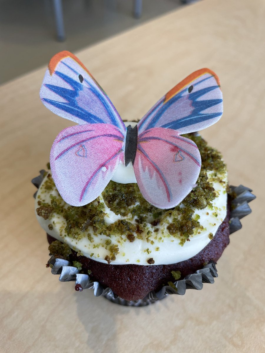 Im_Mrissa's tweet photo. Teacher appreciation day - aka die Eltern organisieren ein Buffet für die Lehrer:Innen als Dankeschön 🥰#studierenweltweit #erlebees https://t.co/bdLlGsfHOW