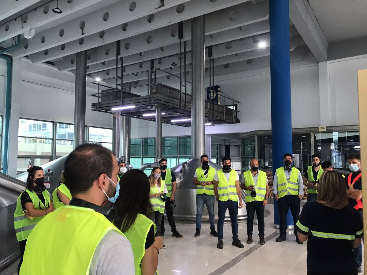 UIPBA_JOVEN's tweet photo. 📍Visitamos la planta y el Museo de Cerveria y Malteria Quilmes junto a jóvenes de @camarcojoven. Fundada en 1890 por Otto Bemberg, hoy la compañía emplea a más de 6000 colaboradores directos, tiene más de 40 marcas y 10 centros y plantas de producción en todo el país. https://t.co/46XIeEm054