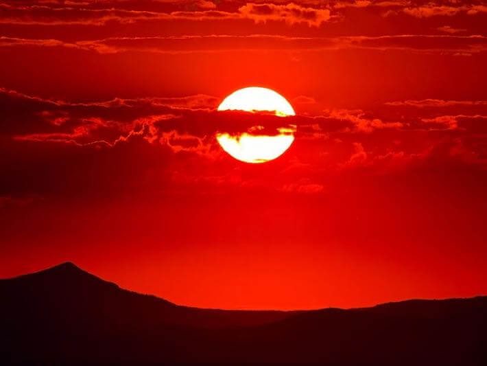Raphaelinsights's tweet photo. El otro día sali para fuera de donde vivo como no estoy en mi país salí y vi el cielo rojo. Avía una energía ominosa en el aire. Era la energía del Diablo. Huelia a muertos y cuerpos quemados y en mi vision vi una explosión grandísima. Catostrophias grandes.
#Raphaelsinsights https://t.co/xvaqg1VnWd
