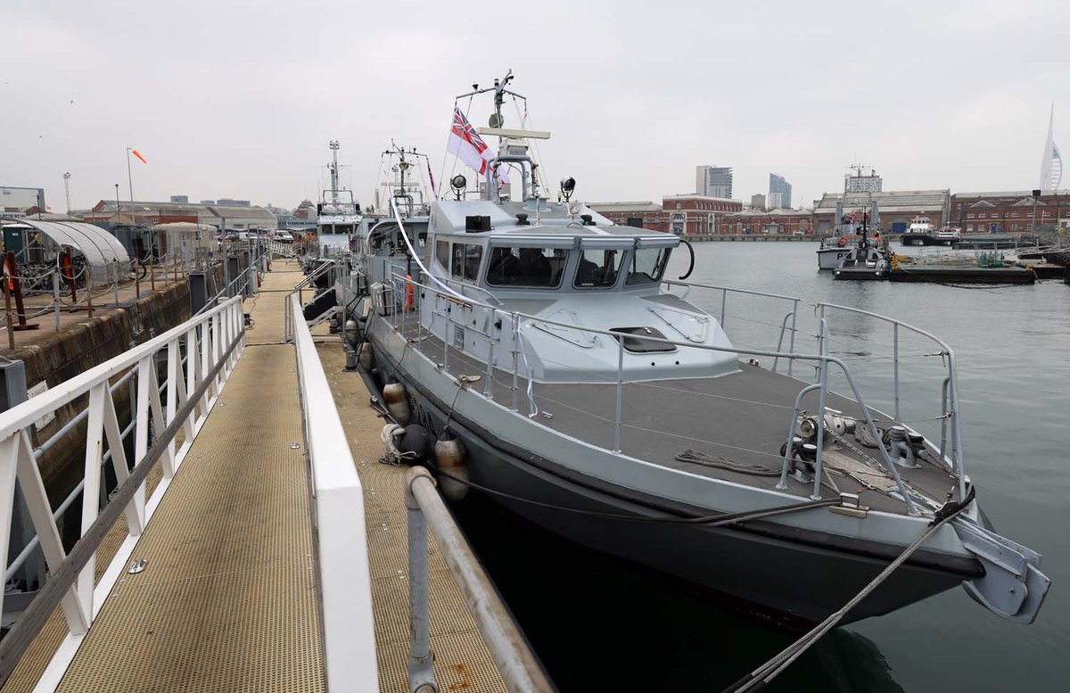 RoyalNavy's tweet photo. Farewell old friends... 🇬🇧⚓️

Today we said goodbye to @HmsSabre and @HmsScimitar after nearly 30 years in service.

The patrol ships were decommissioned at @HMNBPortsmouth after long careers, which notably saw them serve as guard ships in Gibraltar.

▶️https://t.co/7tScPBJqak https://t.co/9volwzWcxg