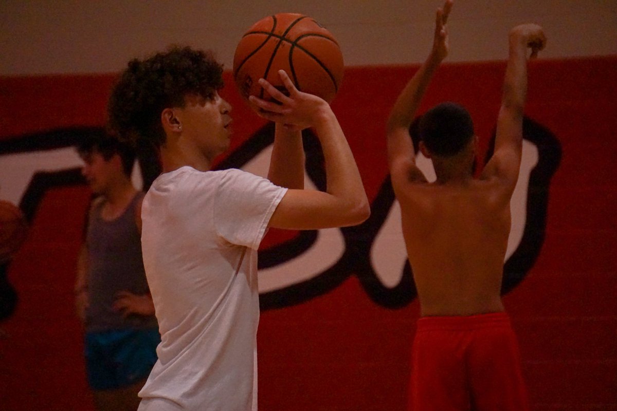 ChristianCheat3's tweet photo. Grindin at practice! 💪🏼💙🖤#PG @TexasBadBoys1 @TopPreps @NWLogicMedia @Highlight4Media @CoachCam11 @AthleticsCanyon https://t.co/UxzQ5GTZNt