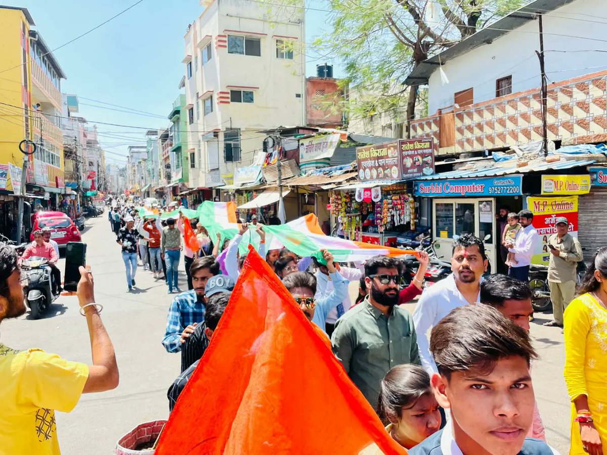 abvpmalwa_mp's tweet photo. स्वाधीनता के 75 वर्ष अमृत महोत्सव के अंतर्गत  @abvpmhow नगर में महू नगर में 75 फिट के तिरंगे के नीचे सभी कार्यकर्ताओं ने कदम से कदम मिलाकर चलते हुए राष्ट्रीय व सामाजिक एकता की मशाल को कायम करते हुए  तिरंगा यात्रा निकाली गई।
#TirangaYatraMalwa https://t.co/JUyUAcCxOh