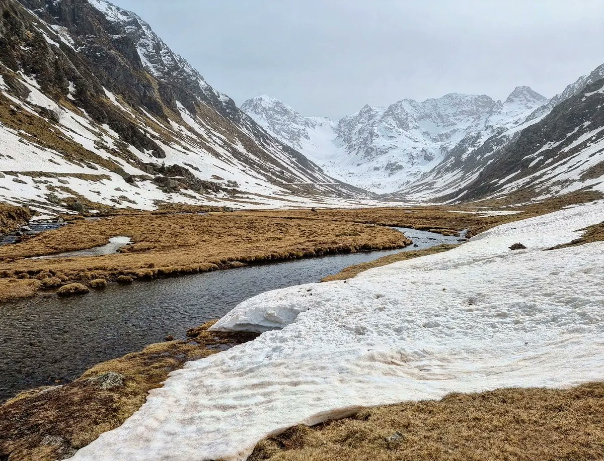 ricardrigall's tweet photo. Restes d'una allau al Pla de Labinas (1.800 m), amb el Pic de Medacorba (fronterer amb Andorra) de fons. #pladelabinas #picdemedacorba #soulcem #étangdesoulcem #auzat #ausat #arieja #arièja #ariège #bicicleta #gravel #primavera2022 https://t.co/Yqg2I1TFu8