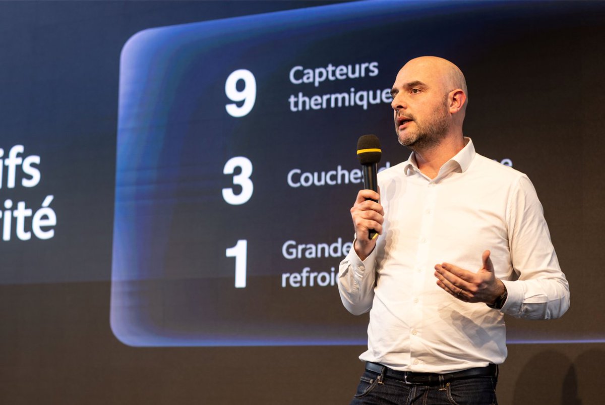 Chaigneau_G's tweet photo. Retour en images sur notre lancement local de la #SerieXiaomi12 au 1er étage de la Tour Eiffel en compagnie de @dianeleyreoff, égérie de cette nouvelle campagne

Merci à tous, aux médias, partenaires, clients et Xiaomi Fans, de s'être joints à nous pour cette journée spéciale ! https://t.co/s5hZIv93k2