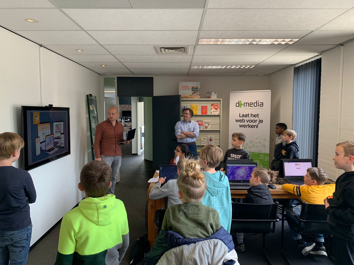 Een eerste kennismaking met programmeren voor het web. Daar gingen deze kids enthousiast mee aan de slag tijdens de CoderDojo vandaag!
