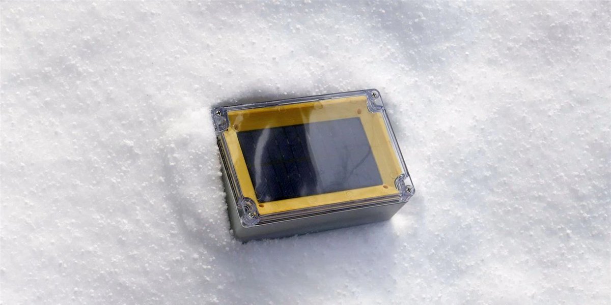 E14Community's tweet photo. Doug builds a complete outdoor system in a @hammondmfg enclosure that monitors outdoor temperatures in perpetuity, strictly powered by sunlight, and no maintenance: https://t.co/EkpCMx69zH #JustEnCase #DesignChallenge https://t.co/siuo8ECicE