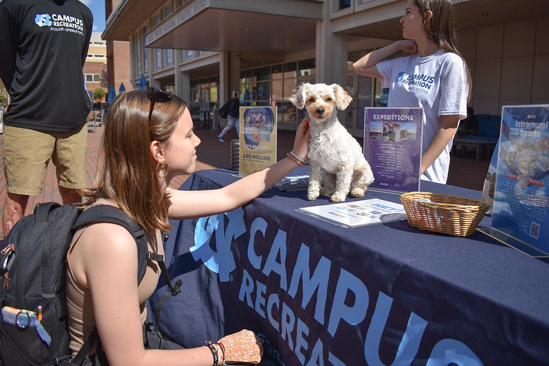 sink123sqdu's tweet photo. Thanks to everyone who came out to our Puppy Yappy Hour last Friday! We enjoyed meeting you and your pups! 🐶📸 Flickr album: https://t.co/5XTyMTF8y4
#TarHeelsStayActive #PuppyYappyHour #DogsofTwitter https://t.co/ZPS7qgQP1p
