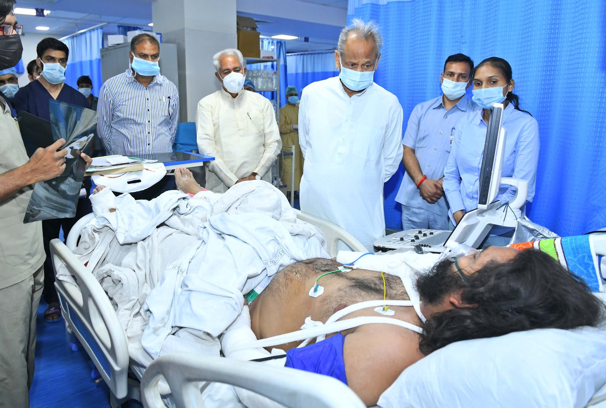 आज शाम को सवाई मानसिंह अस्पताल के पॉलीट्रोमा आईसीयू में भर्ती धौलपुर में बिजली निगम के सहायक अभियंता श्री हर्षदापति की कुशलक्षेम पूछी एवं चिकित्सकों से उनके स्वास्थ्य एवं उपचार के बारे में जानकारी ली।