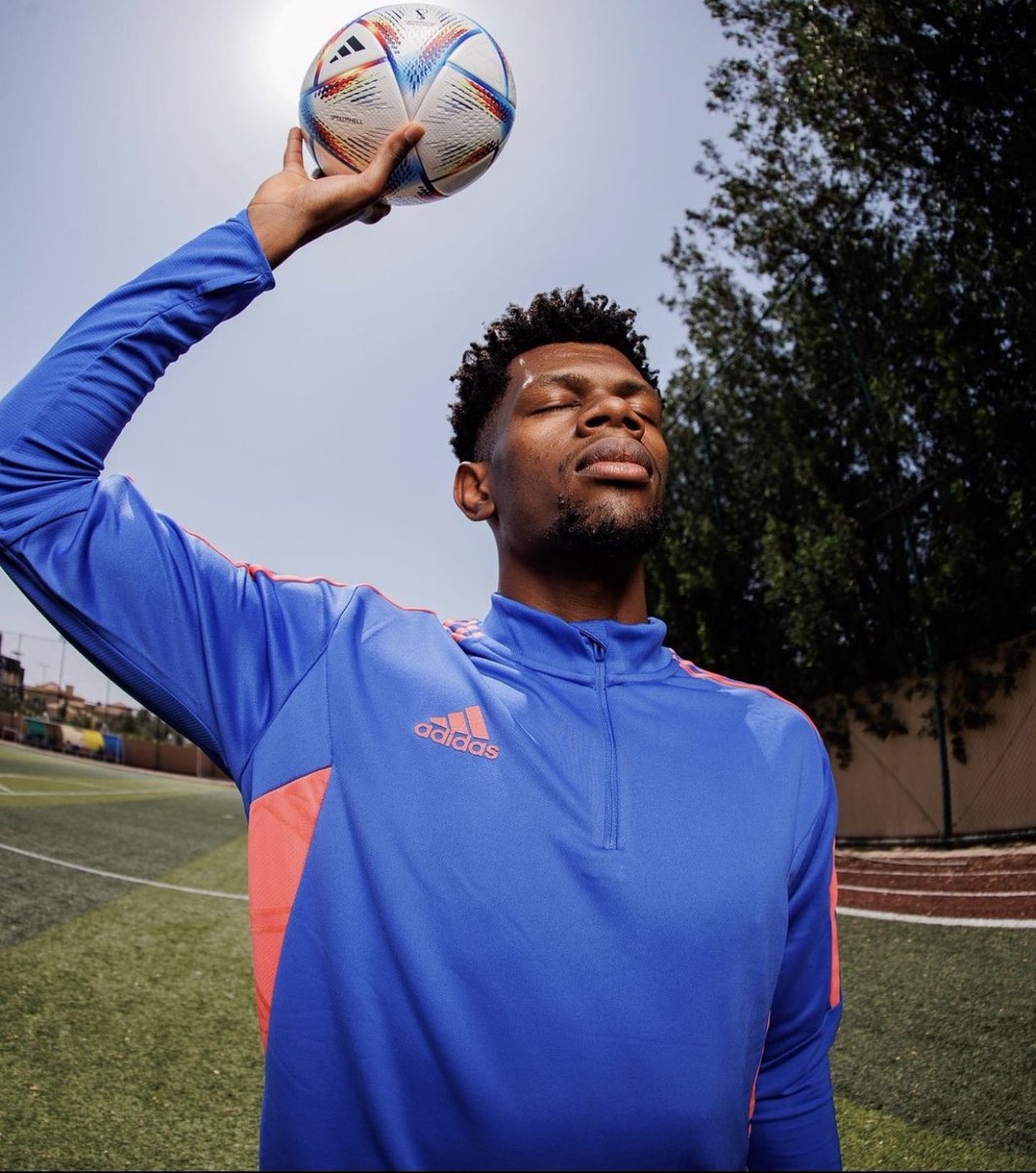 اليوغا بطريقة الربيعي محمد <a href="/AlRubaie_17/">محمد الربيعي</a> يشم نسانيس الهواء 😁