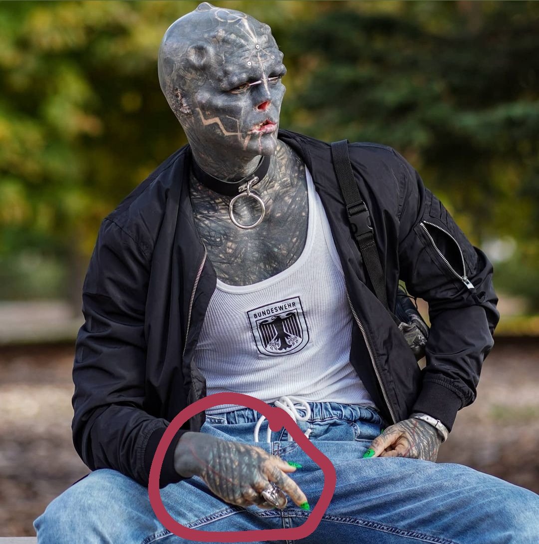 follacamiones24's tweet photo. El black alien tiene tatuajes en las manos XD suerte para encontrar trabajo https://t.co/mvcA5AM8ju