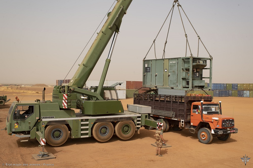 BARKHANE_OP's tweet image. #Barkhane  La gestion de tout le flux logistique transitant sur cet espace de #Gao de près de 60 000m², et pouvant accueillir jusqu'à 2000 containers (TC20), exige une maîtrise et une organisation de haut niveau.
@EtatMajorFR #FilDefense