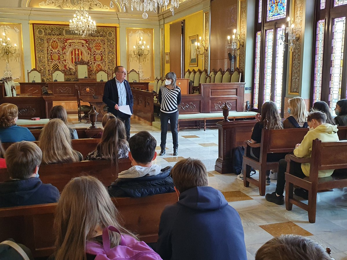 paerialleida's tweet photo. 🔛Recepció a la Paeria a un grup d’alumnes letons que fan un intercanvi amb el @INSMontsuar @talsu2vsk 🇱🇻

▶️L'alcalde @MiquelPueyo i la tinent d’alcalde @scastrobay els han saludat i els han explicat els orígens i funcions de la Paeria

Més informació👉🏽https://t.co/lqrDTATz3I https://t.co/awSz8YBbk1