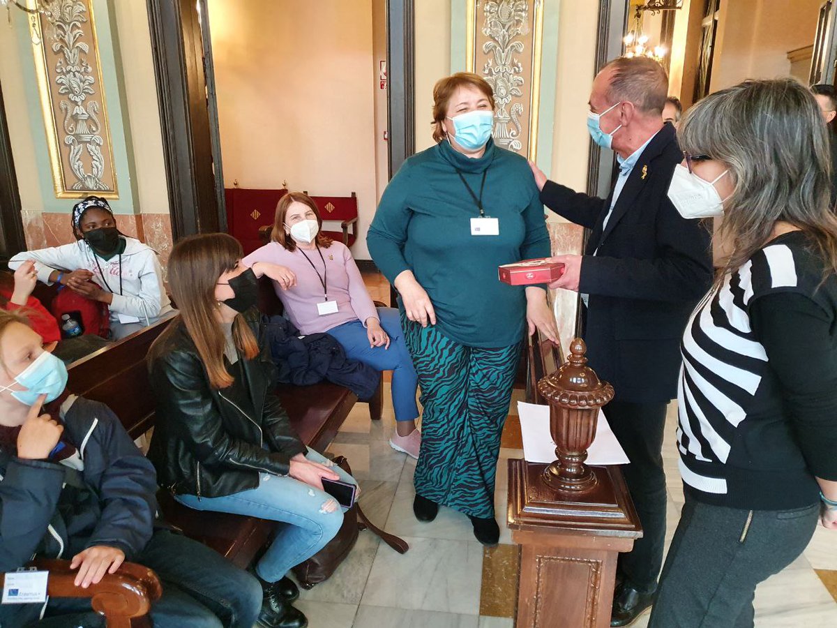 paerialleida's tweet photo. 🔛Recepció a la Paeria a un grup d’alumnes letons que fan un intercanvi amb el @INSMontsuar @talsu2vsk 🇱🇻

▶️L'alcalde @MiquelPueyo i la tinent d’alcalde @scastrobay els han saludat i els han explicat els orígens i funcions de la Paeria

Més informació👉🏽https://t.co/lqrDTATz3I https://t.co/awSz8YBbk1