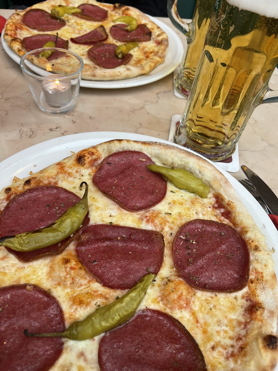 Mit <a href="/goatmafa/">mafa21 🧢</a> auf entspannt essen und dann 3er! #kommtwegvomgame