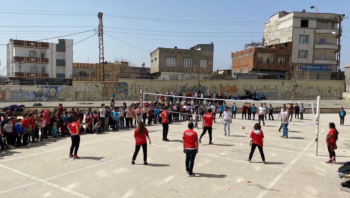 KaracaoglanO's tweet photo. Güneşi gördük sahalara döndük😊🌞😎. Beden eğitimi zümremizin düzenlediği öğretmenler arası voleybol  turnuvamız 👩‍🏫🏐🧑‍🏫#sporsehrigaziantep  @sporsehrigantep @gantepvaliligi https://t.co/C7GaI8H9Lx
