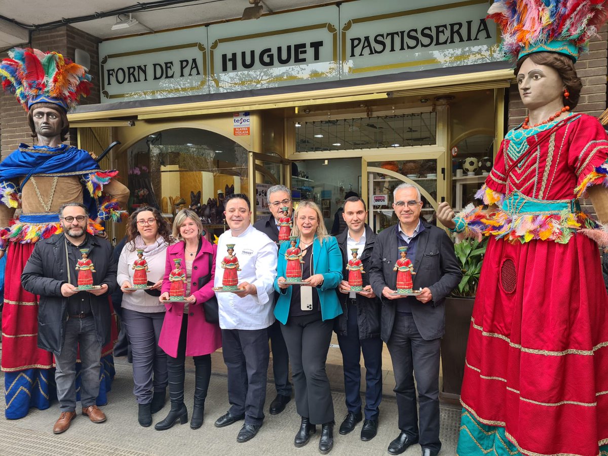 reus_cat's tweet photo. Presentada la figura de xocolata del Seguici Festiu per a enguany. És la Índia i s'afegeix a la col·lecció de reproduccions de xocolata 👏👏

@ReusCultura @ReusFestaMajor @GegantsdeReus @fuenteramon @GremiForners https://t.co/HWHMbOkxHq