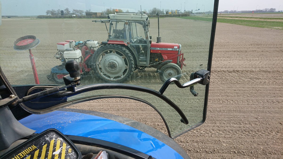Op uitnodiging van <a href="/RemijnLuc/">Luc Remijn</a> vannacht door de tunnel gereden en onder toezicht van <a href="/EelcoBoot/">Eelco Boot</a> enkele proeven gezaaid met onze 4x2 #uien zaaimachine op <a href="/Proefboerderij/">Rusthoeve</a>. Een goede match met de 2 rijen t-tapes dripslangen, vooraf gelegd. Benieuwd wat de resultaten zijn <a href="/Uinovatie/">UIKC</a>