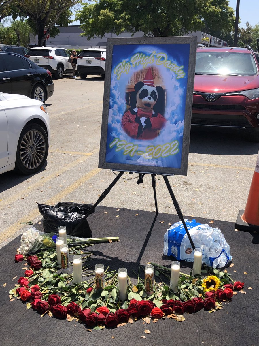 goochsoup's tweet photo. Friday at noon i’ll be raffling off the GIANT 1-of-1 Dandy Bear memorial poster on instagram. Highest bidder between 12pm - 10pm gets it. 

All proceeds will go to Kids In Distress. You heard it here first baby.

Long Live King Dandy. 🕊🐼👑 https://t.co/Vq3owQ6QEa