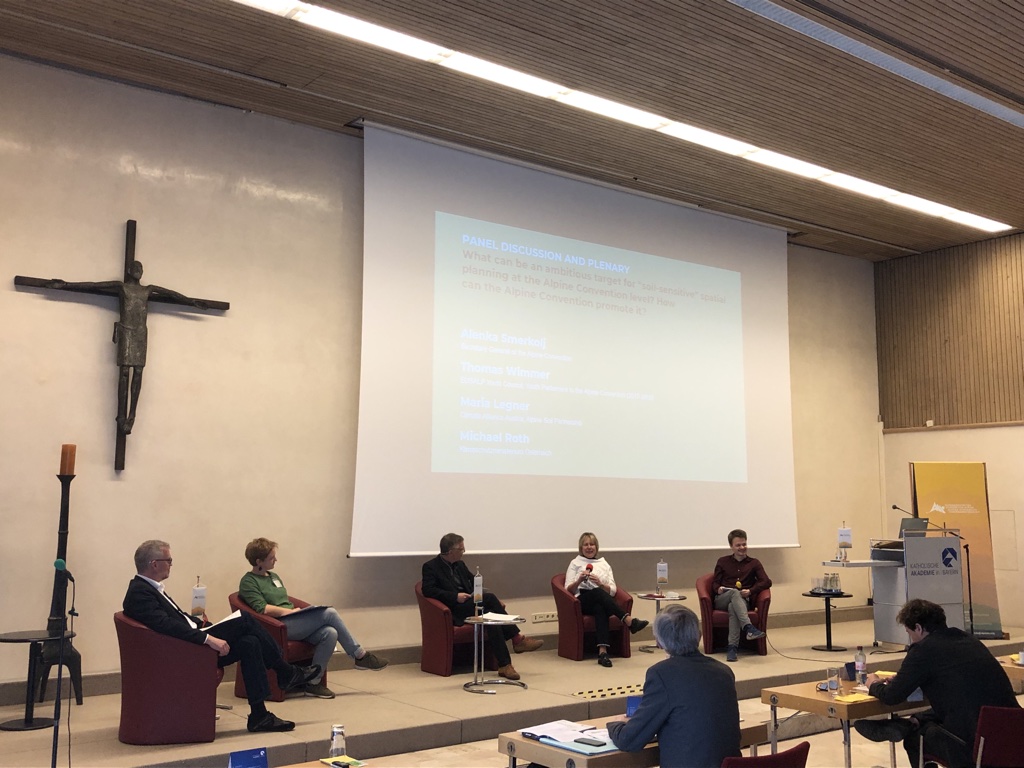 alpconv's tweet photo. 💬 "The evidence on #LandTake & land still available for use is alarming & should force decisionmakers on all levels to act," said #AlpineConvention Secretary General Alenka Smerkolj during today's panel in the workshop on #SoilFunctions & #SpatialPlanning in the #Alps 🌱🏘️⛰️ https://t.co/7anTVp7Nlu