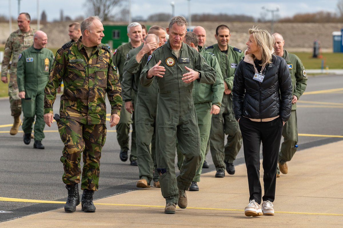 AbelFris's tweet photo. Soort van plateauzolen (waarom dragen mensen dat?) met slobberig pantalonnetje. Beetje jammer. #styletweets @KajsaOllongren @DefensieMin https://t.co/npCvbxMd6v