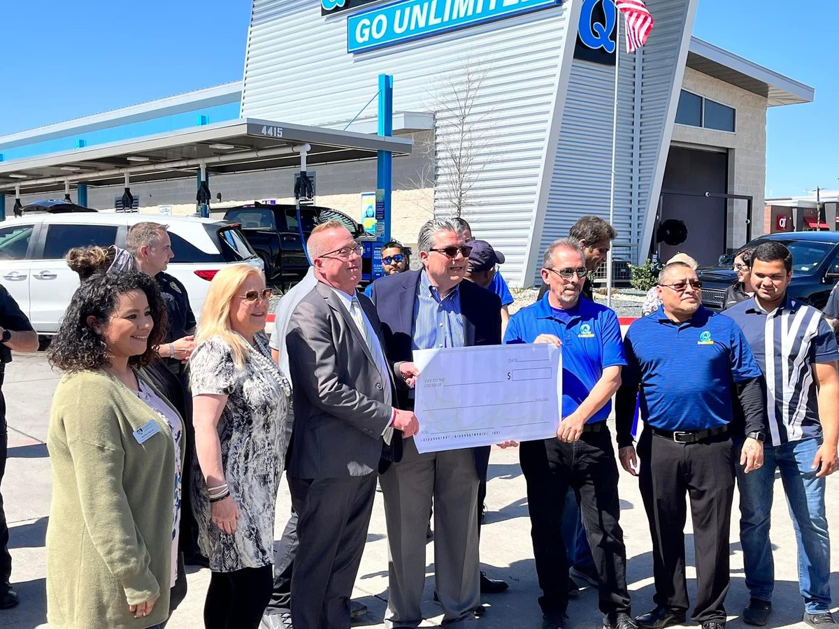 SharingLifeTx's tweet photo. Thank you Q Car Wash Mesquite for being a Sharing Partner and for your $5,000 donation! It’s such a blessing to have great companies who love giving back to the community!

#thankyou #community #nonprofit #sharinglifetx #mesquite https://t.co/clCjz1sjUO