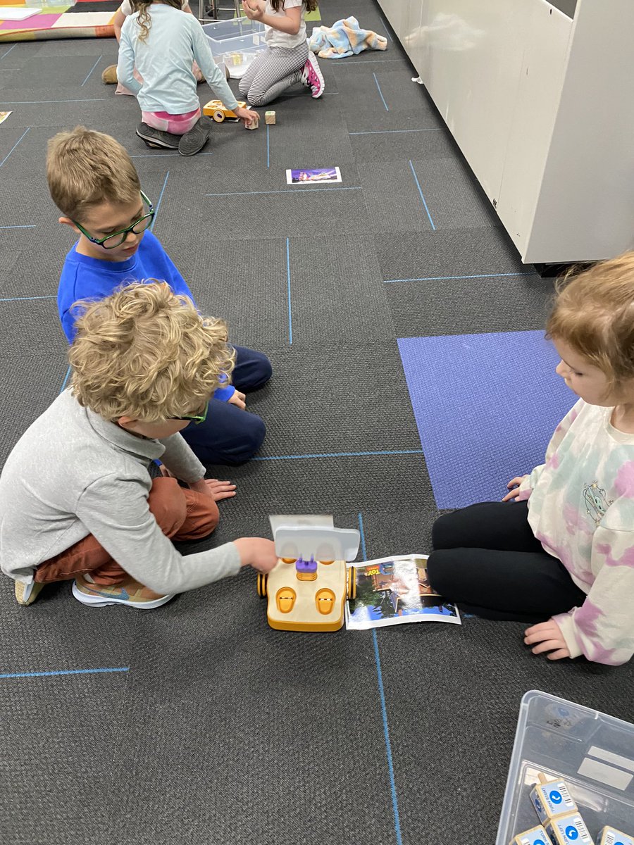 MrsMobileD67's tweet photo. Thank you @iCoach_d67 and @seemoretech for coming in and introducing the KIBO to our class today! They had so much fun and worked so well with their groups! @CherokeeD67 @LakeForestSD67 #cherokeeinspires @juliedombai https://t.co/3yFUhQgZqV