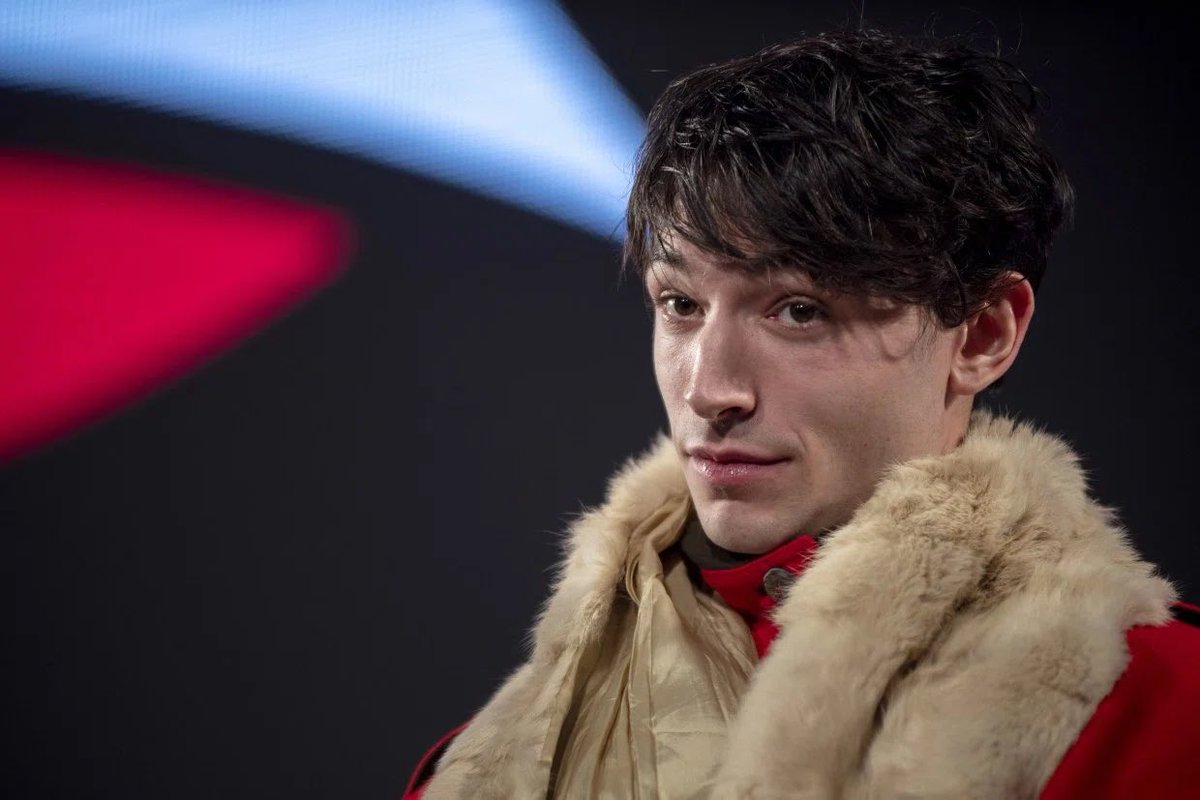 GabyMeza8's tweet photo. ¡LE IMPONEN ORDEN DE RESTRICCIÓN! 💥 Independent reporta que una pareja hawaiana interpuso una orden de alejamiento a #EzraMiller, esto supuestamente porque el actor se interrumpió en su dormitorio y los amenazó de muerte, diciendo: "Te enterraré a ti y a tu p*ta esposa" https://t.co/RVL5jwopfW
