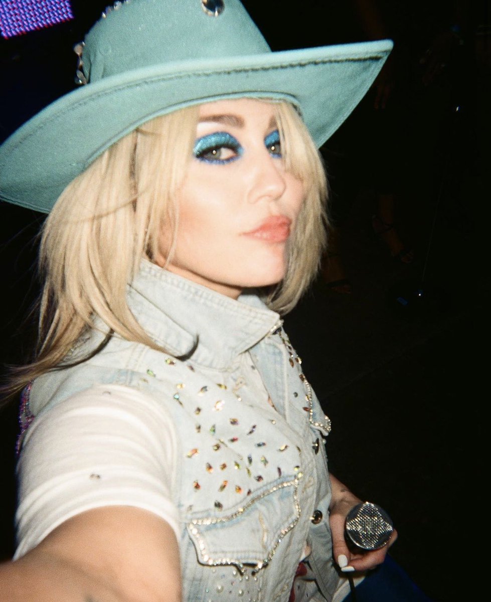 MileyCyrus's tweet photo. MORE FILM 📸 https://t.co/wic7s5YCCg