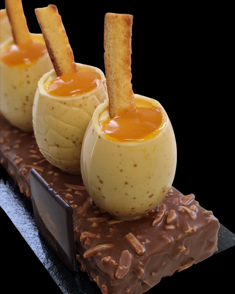 guillemardpatis's tweet photo. Les pâtissiers ont imaginé un gâteau de Pâques original ! Sur un biscuit et caramel à la vanille enrobés d’un glaçage gourmand au chocolat lait et éclats d’amandes.
Les coques d’œufs chocolat sont garnies : mousse vanille, crémeux praliné, biscuit madeleine mangue-passion. https://t.co/PtvfY1QFWO