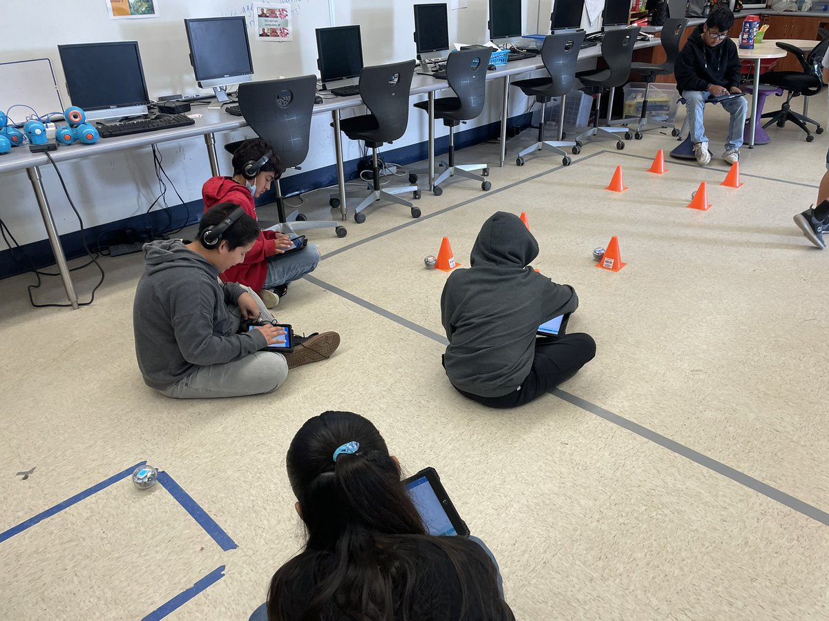 LJCteach's tweet photo. Genius Bar students coding  squares with Spheros. https://t.co/81qHwq1Ud0