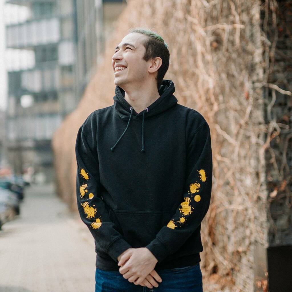 RealGeekShop's tweet photo. ⚡️TEASER CUKY KOLEKCE 🎙

Už zítra ti odhalíme dlouho připravovanou novou Cuky kolekci i s limitovaným merchem k příležitosti jeho narozenin! 🔥

Buď zítra ready! 🤩
.
.
#realgeek #realgeekcz #rg #merch #cuky #cukymerch #streamer #twitch https://t.co/6z3ymLeUq2