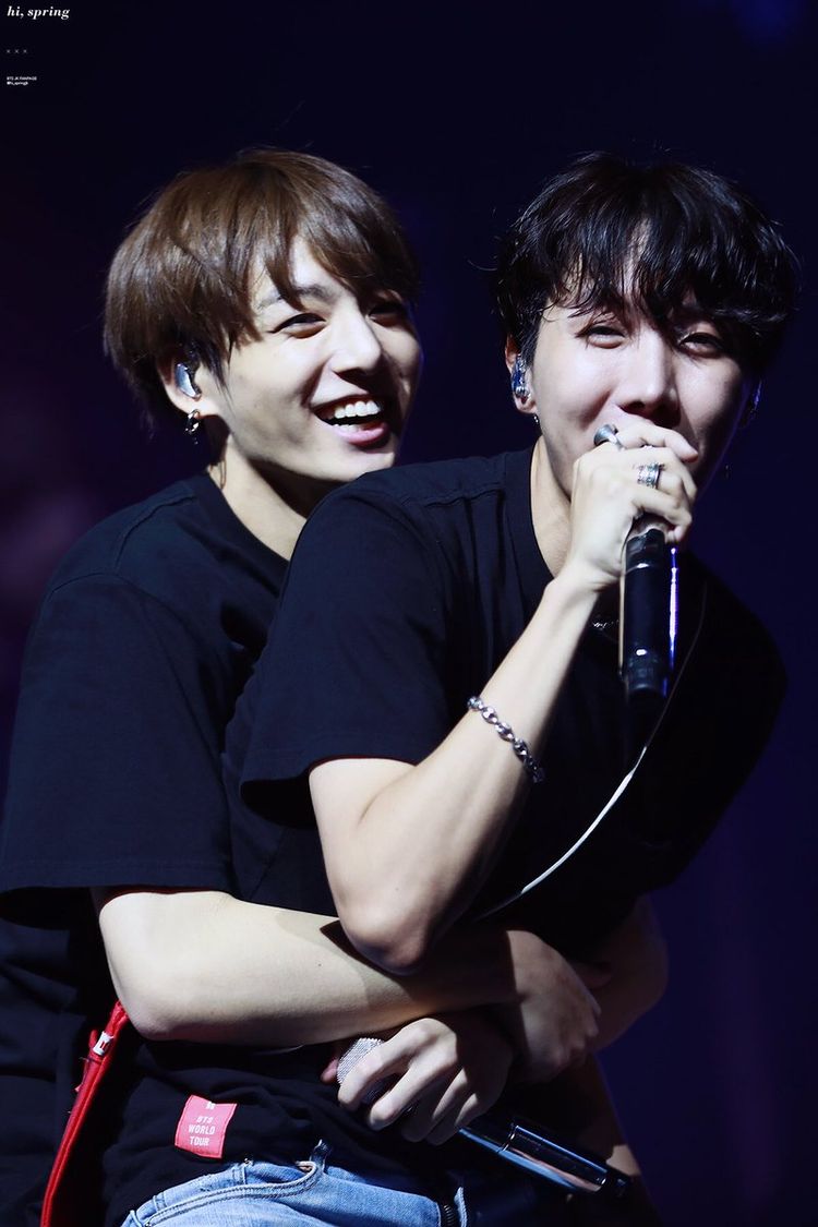 NgnKookie2's tweet photo. 2 anh em mau chống khoẻ nhen!!! Chứ tui là tui nhớ 2 người lắm rồi đó😑 liệu mà làm đi à 😌

#Jungkook #GetWellSoonJK
#jhope #GetWellSoonHoseok 
#GetWellSoonHobi
#GetWellSoonJungKook
#WeLoveYouJungkook
#WeLoveYouHobi
#GetWellSoonJhope 
@BTS_twt https://t.co/q1MJK3c55W