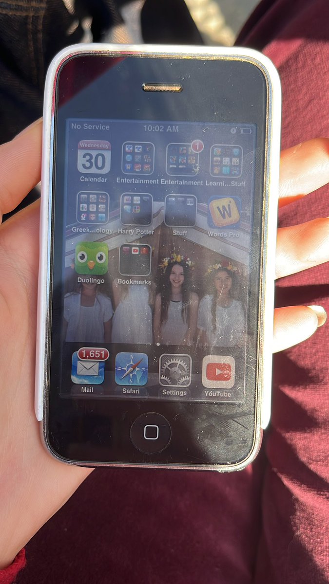 noefinee's tweet photo. soooo i found my iphone 3G from elementary school https://t.co/N8L3ai1IR6