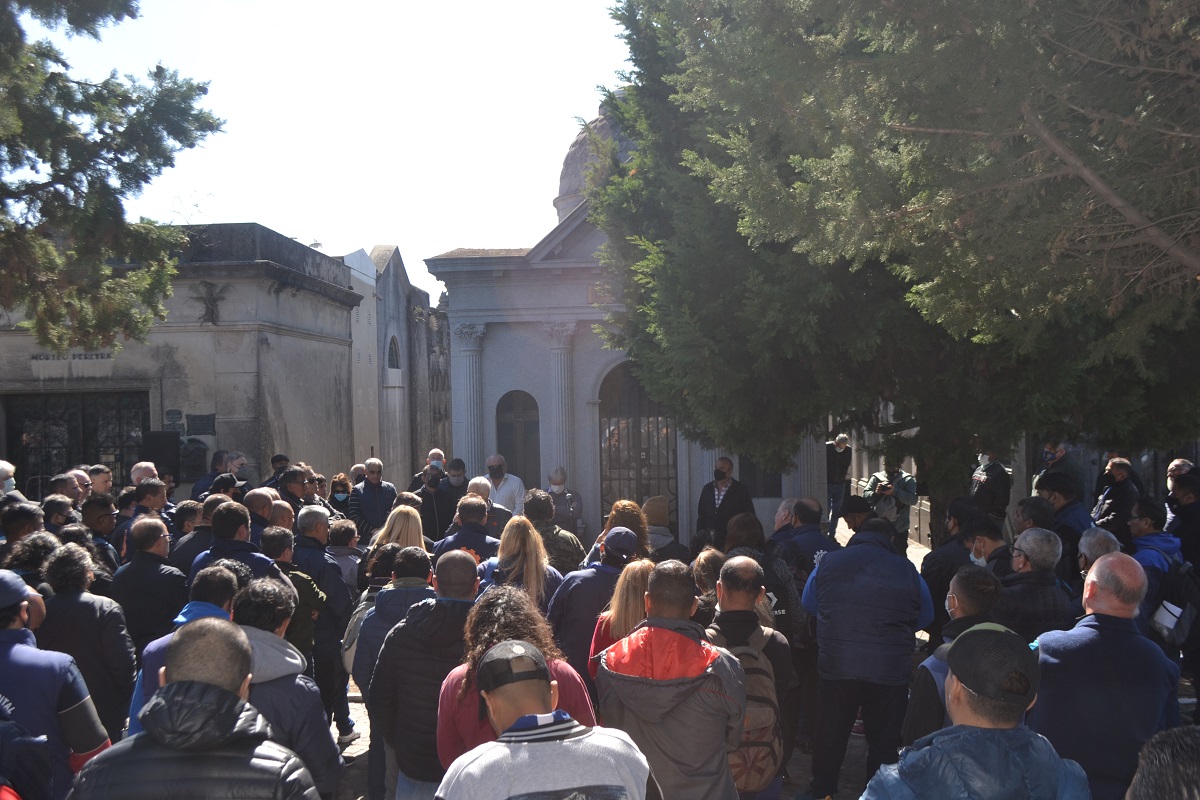 uommoron's tweet photo. Esta mañana la #UOMMorón estuvo presente en el homenaje al compañero Lorenzo Miguel, a 95 años de su natalicio. 

La figura de Lorenzo trasciende generaciones al ser uno de nuestros históricos dirigentes, de los imprescindibles, que siempre luchó por la familia metalúrgica. https://t.co/CTcTgmerhf
