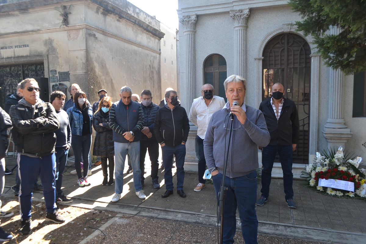 uommoron's tweet photo. Esta mañana la #UOMMorón estuvo presente en el homenaje al compañero Lorenzo Miguel, a 95 años de su natalicio. 

La figura de Lorenzo trasciende generaciones al ser uno de nuestros históricos dirigentes, de los imprescindibles, que siempre luchó por la familia metalúrgica. https://t.co/CTcTgmerhf