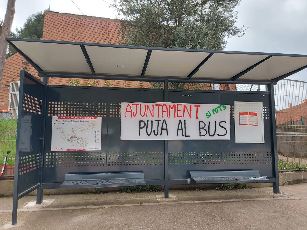 AFAJVFoixRubi's tweet photo. Avui hem penjat pancartes demanant +bus i - camions a l'IES JV FOIX.Tornant pel camí de l'Institut hem estat a punt de patir un xoc frontal amb un camió🚚💨que baixava a tota velocitat i envaint el carril contrari😡
#proucamions
#camiUllastrell
#rubicity
@ajrubi
@cami_ullastrell https://t.co/5KFQm7kDlv