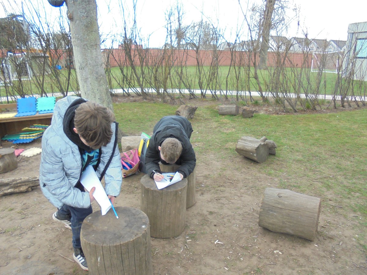 WoodlandsPrim1's tweet photo. Looking closely at nature today and sketching what we could see. #outdorlearning #confidentindividuals It was so wonderful to see every child engaged in their learning. https://t.co/XespaFfCqD