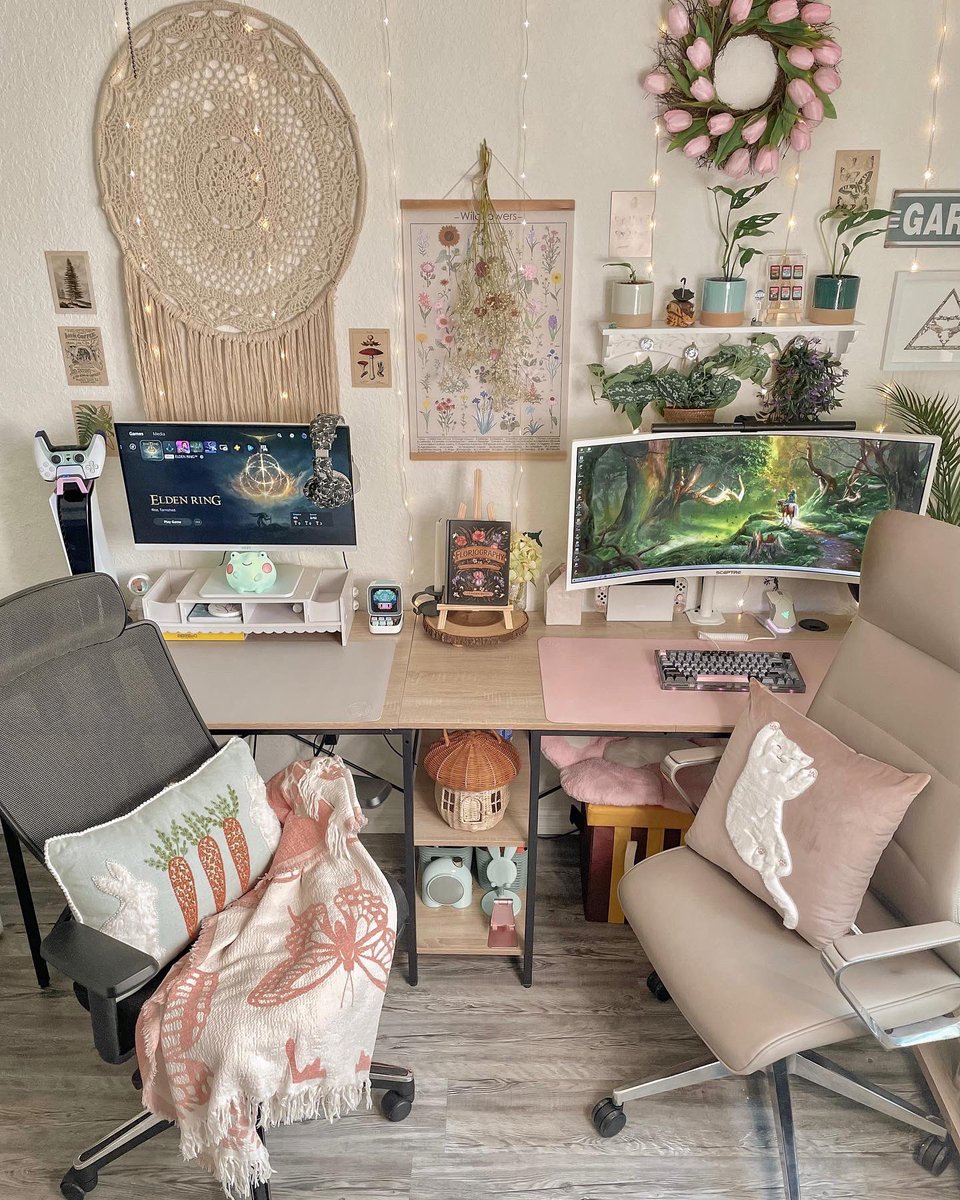 peachiiepaws's tweet photo. Feeling grateful &amp; thankful today! This dual setup wouldn’t have been possible without all of the trust so many businesses have put into me. Thank you.🌼🕯🌿

#pcsetup #dualsetup #ps5 #cozygamer https://t.co/JZPqX1QTPf