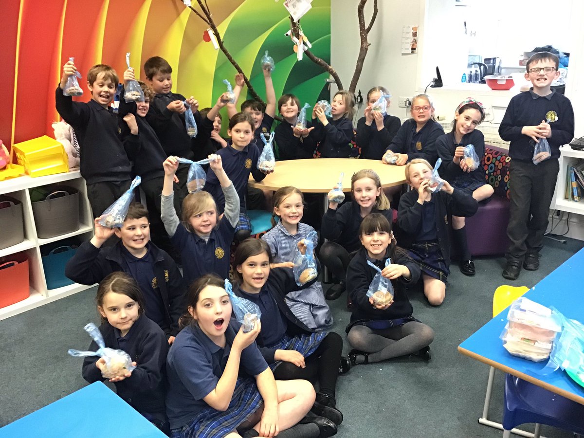 LuddenhamSchool's tweet photo. Robins Class have been learning about Jamie Oliver and how he encourages healthy living. We spent our day making bread rolls, and we tried new fruits and vegetables! We then made healthy choices when deciding what we wanted in our sandwich before taking them home to enjoy 😋🍍🥒 https://t.co/tk3kPYtrER