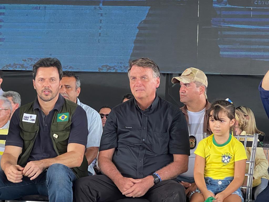 My10814623's tweet photo. Me dói ver o cansaço no olhar do Presidente Bolsonaro... Deus o proteja e fortaleça https://t.co/oCJbDaMLiH