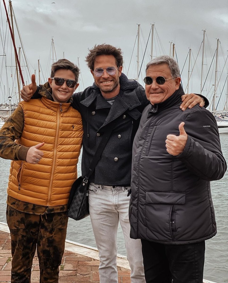 lenguilargoss's tweet photo. ¡Tres generaciones de Rulli's! @sebastianrulli posa feliz con su padre Don Óscar y su hijo Santiago. ❤️ https://t.co/VCGhkbEd9W