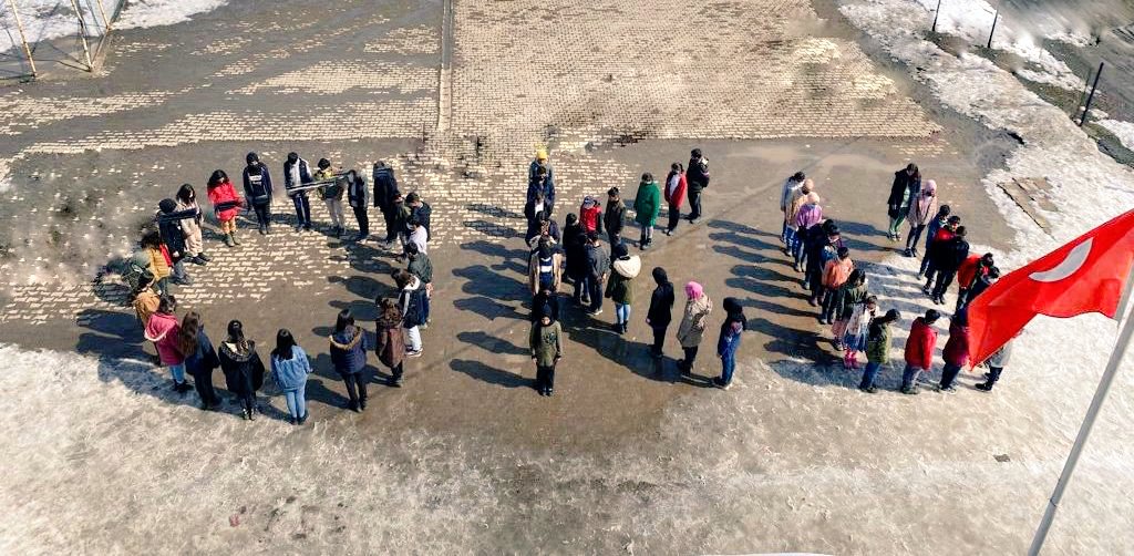 Yaratan Rabbinin adıyla oku! Kütüphanecilik Haftası için öğrencilerimizin gözünden bakıyoruz ve size mesaj veriyoruz. Başta Müdür Yardımcısı Arzu Pelin ZARİÇ ve emeği geçen tüm ortaokul öğretmenlerimize teşekkür ederiz. <a href="/kayavedat7580/">Vedat Kaya</a> <a href="/malazgirtmem/">Malazgirt MEM</a>