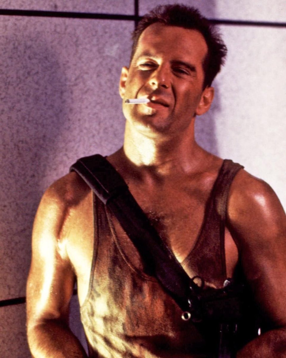 Dentro de unos años no se recordarán muchas de las películas nominadas o ganadoras de los Oscars 2022, pero seguro que todos recordaremos a Bruce Willis diciendo: 

“Yippee Ki Yay, motherf*cker"

Valoremos la cultura pop y el entretenimiento puro.

Grande Bruce. Siempre.🙌🏻🙌🏻🙌🏻
