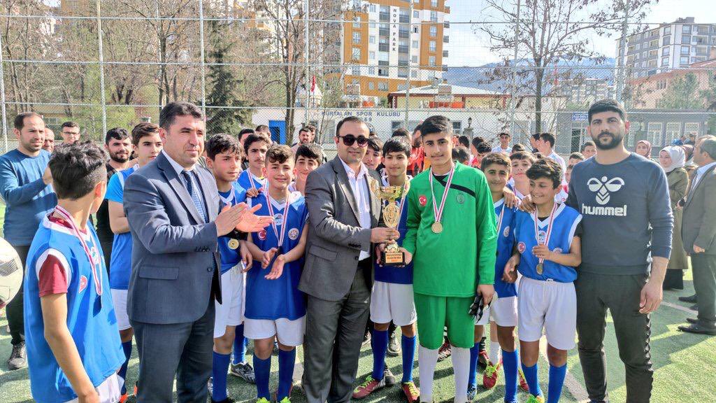 GozpO's tweet photo. Kurtalan ilçe Milli Eğitim Müdürlüğü tarafından düzenlenen Okullar arası futbol turnuvasında 1. Olan(ŞAMPİYON) öğrencilerimizi ve emeği geçen beden eğitimi öğretmenimiz @Muratne12014122 tebrik ederiz🌹🏆@KrtlnKymkmlk @KurtalanMem @faypol56 @DenizEdip1 https://t.co/lX15IxaRV4