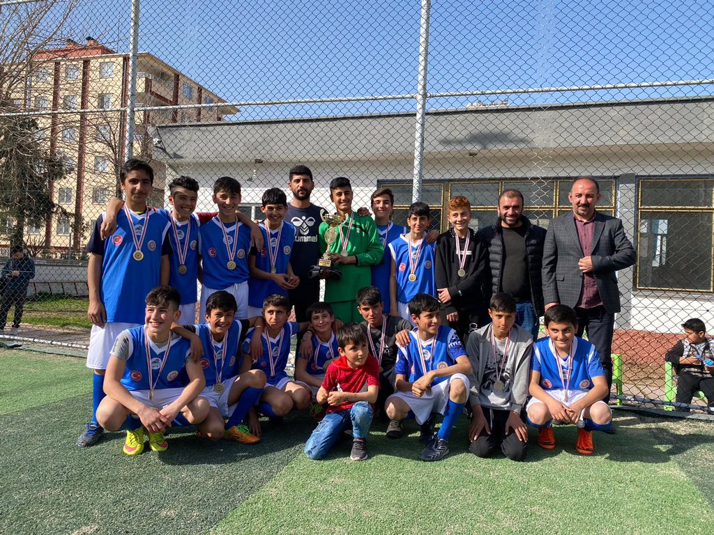 GozpO's tweet photo. Kurtalan ilçe Milli Eğitim Müdürlüğü tarafından düzenlenen Okullar arası futbol turnuvasında 1. Olan(ŞAMPİYON) öğrencilerimizi ve emeği geçen beden eğitimi öğretmenimiz @Muratne12014122 tebrik ederiz🌹🏆@KrtlnKymkmlk @KurtalanMem @faypol56 @DenizEdip1 https://t.co/lX15IxaRV4
