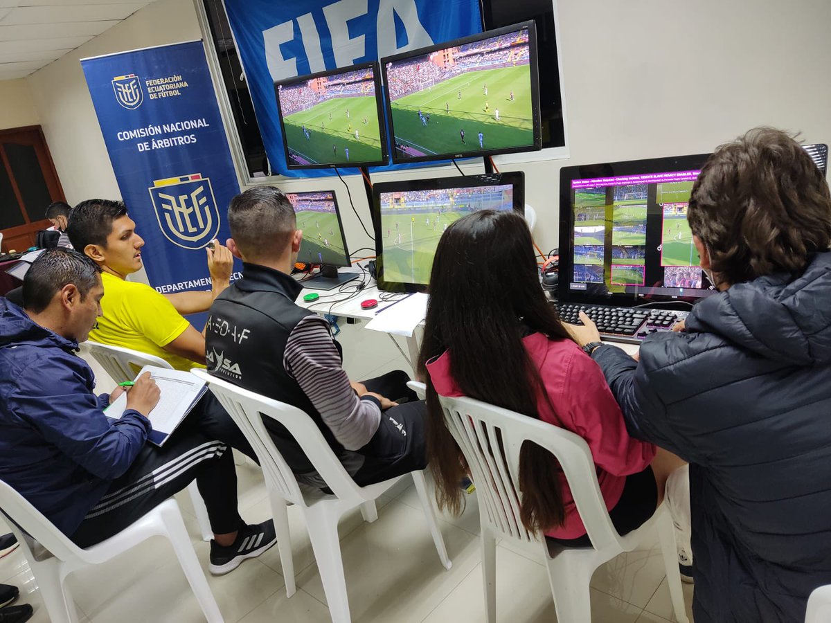 ¡Curso de capacitación VAR para árbitros ecuatorianos!

Segunda fase: Simuladores de jugadas en cabina VOR

Del 28 de marzo al 6 de abril en Portoviejo, Manabí

Con la supervisión del instructor FIFA, Greg Barkey y el Departamento Técnico de la Comisión Nacional de Árbitros FEF.