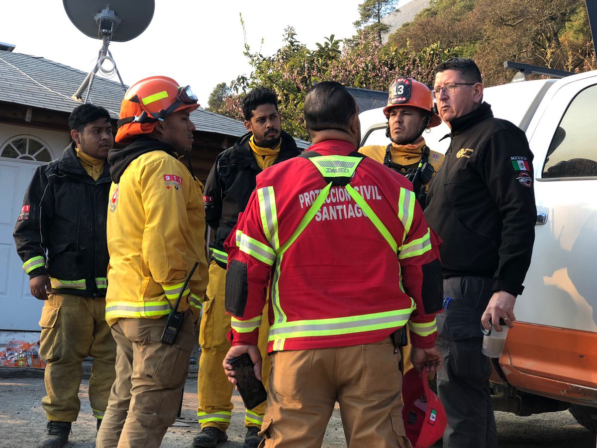PC_NuevoLeon's tweet photo. Protección Civil Nuevo León informa: 

El incremento en la velocidad de viento con rachas que superaron los 70 kilómetros por hora, avivó el incendio forestal en la zona de mesa del oso.

⬇️: https://t.co/zhgr3CnZw8