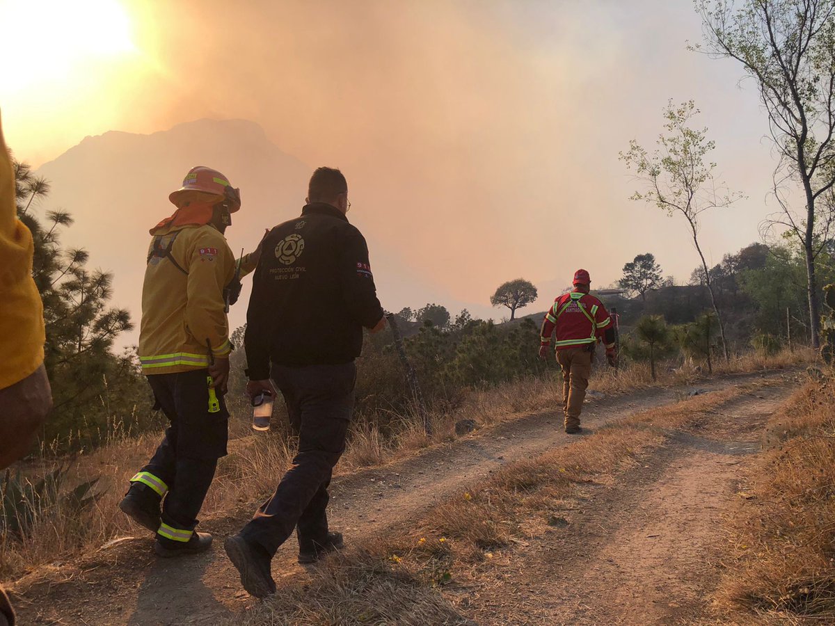 PC_NuevoLeon's tweet photo. Protección Civil Nuevo León informa: 

El incremento en la velocidad de viento con rachas que superaron los 70 kilómetros por hora, avivó el incendio forestal en la zona de mesa del oso.

⬇️: https://t.co/zhgr3CnZw8